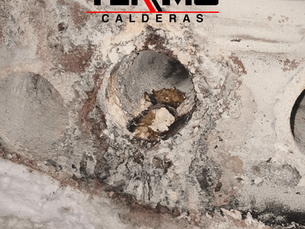 ¿El Enemigo Interno? Cómo la Calidad del Agua Impacta su Consumo de Combustible y la Vida de su Caldera