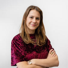 Author Savannah Fishel smiling at the camera