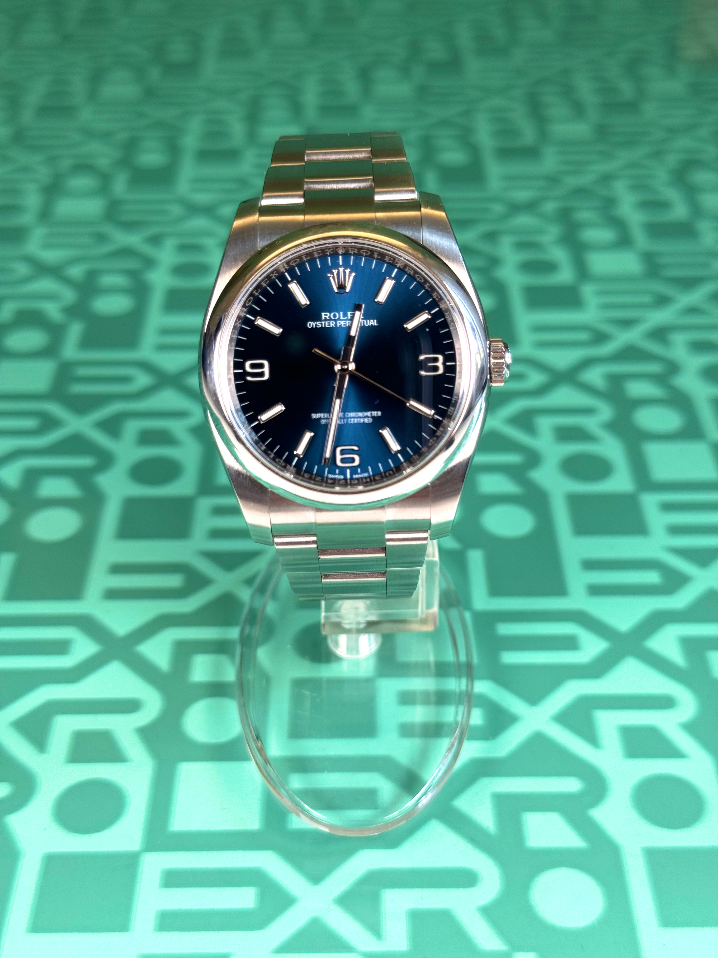 orologio in acciaio con quadrante blu vista frontale