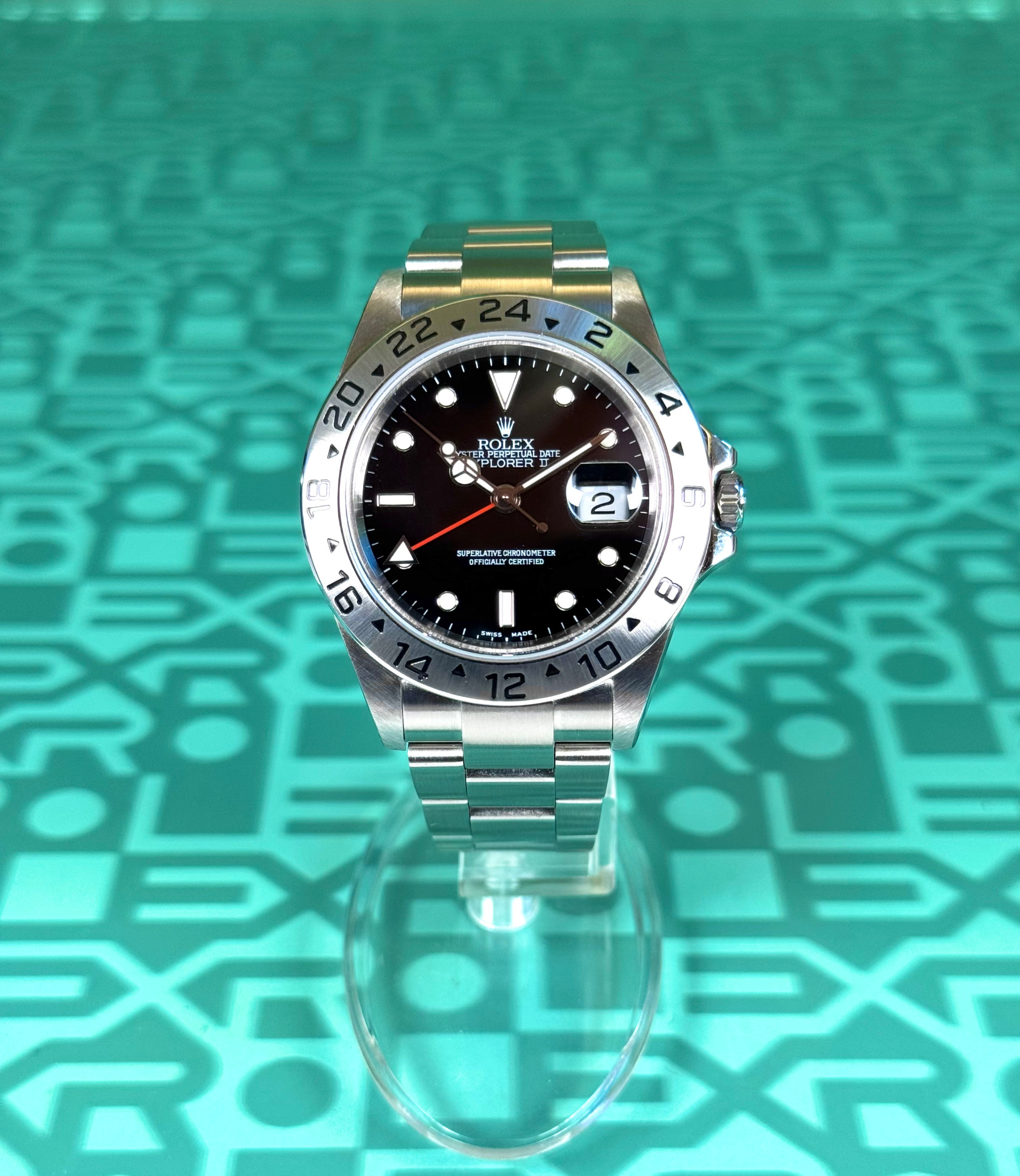 orologio con quadrante nero vista frontale