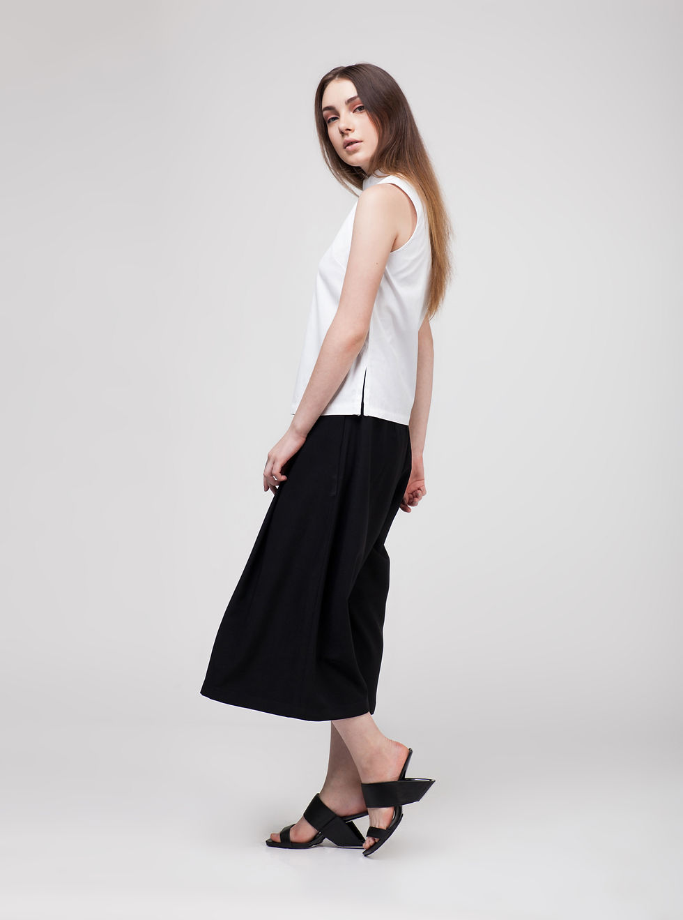 Thumbnail: Side Collar Sleeveless Top - WHITE