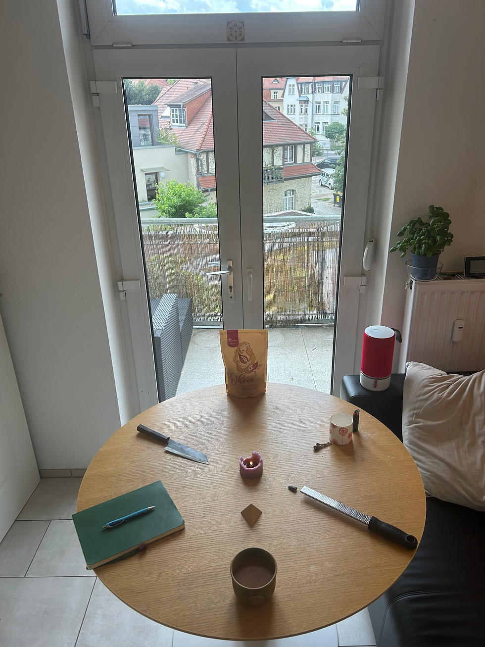 It is all there. Der Tisch ist gedeckt. The Table is set.