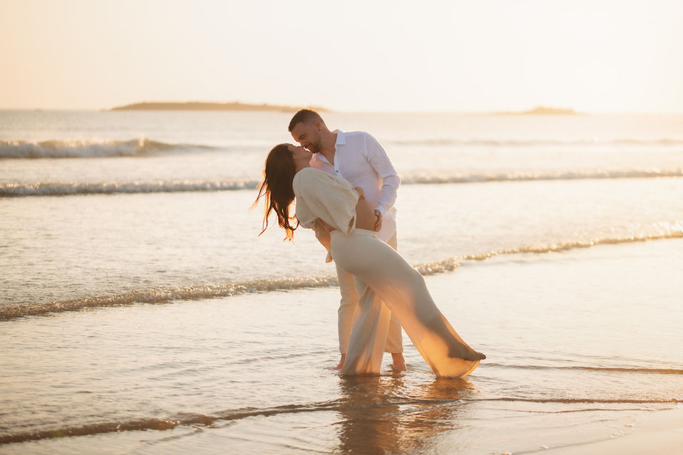 Photographe photographie photoshoot séance photo  grossesse nouveau-né bébé smash the cake sitter famille couple enfant day after bretagne morbihan cotes d'armor finistère ille et vilaine loire atlantique normandie paris rennes brest lannion quimper quimperlé lorient vannes saint-malo guingamp saint nazaire guérande nantes rouen caen le havre france album tableau print tirage coffret mode glamour posing princesse maternité babybump gender reveal accouchement enfance studio extérieur plage forêt golden hour natalité cadeau naissance 