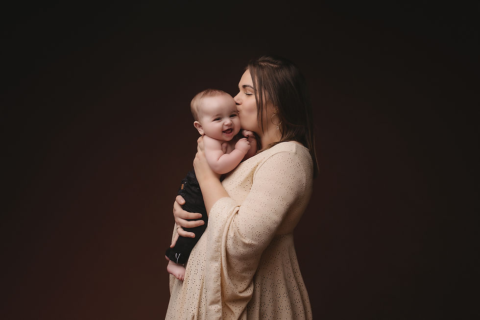 Photographe photographie photoshoot séance photo  grossesse nouveau-né bébé smash the cake sitter famille couple enfant day after bretagne morbihan cotes d'armor finistère ille et vilaine loire atlantique normandie paris rennes brest lannion quimper quimperlé lorient vannes saint-malo guingamp saint nazaire guérande nantes rouen caen le havre france album tableau print tirage coffret mode glamour posing princesse maternité babybump gender reveal accouchement enfance studio extérieur plage forêt golden hour natalité cadeau naissance 