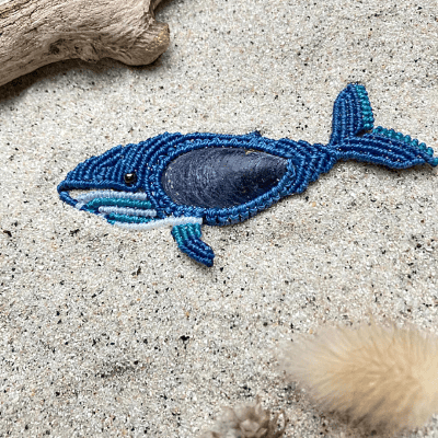 Miniature : Les baleines de l'atelier - Baleine en coquillage et micro-macramé – Bijou marin