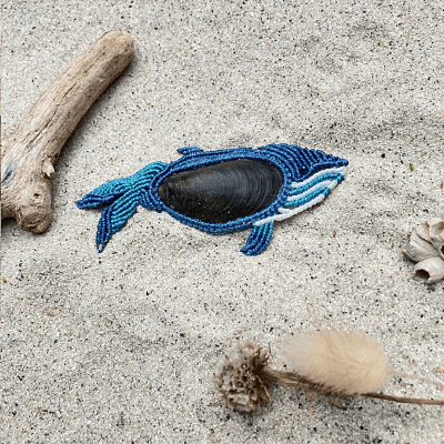 Miniature : Les baleines de l'atelier - Baleine en coquillage et micro-macramé – Bijou marin