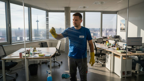 Upratovačka v kancelárii čistí sklenenú priečku v Bratislave.