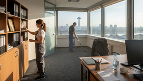 Profesionálni upratovači, ktorí sa starajú o čistotu kancelárií v Bratislave.