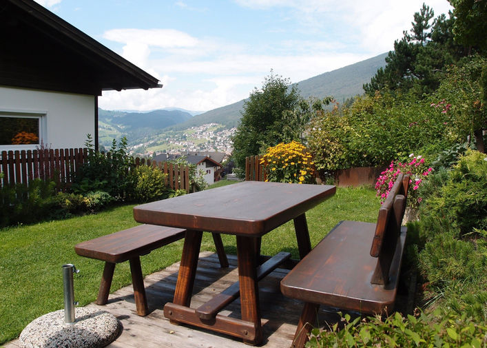 Gartenbereich, Tisch und 2 Bänke