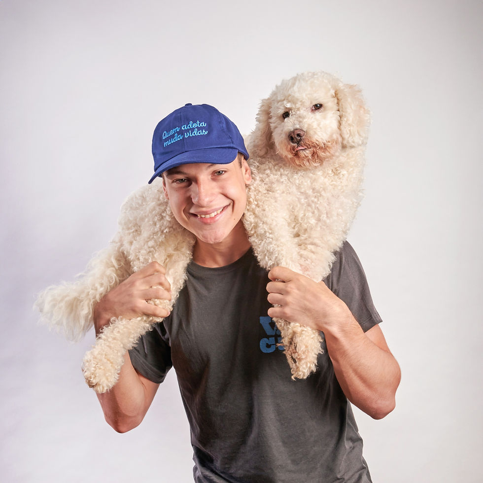 Miniatura: uma pessoa segurando um cachorro