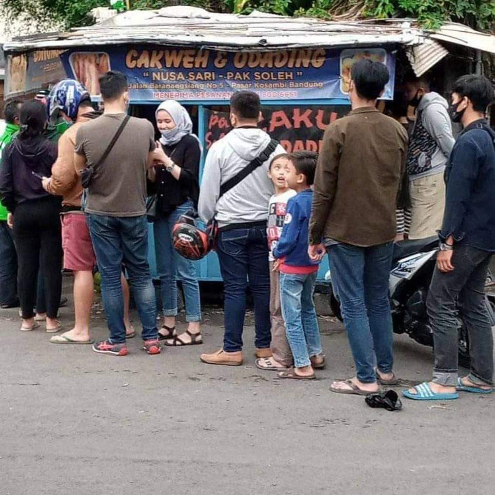 Antrian panjang pembeli odading mangoleh