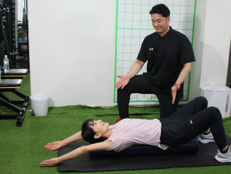 (自宅で簡単にできるストレッチポールでの姿勢改善エクササイズとは?)