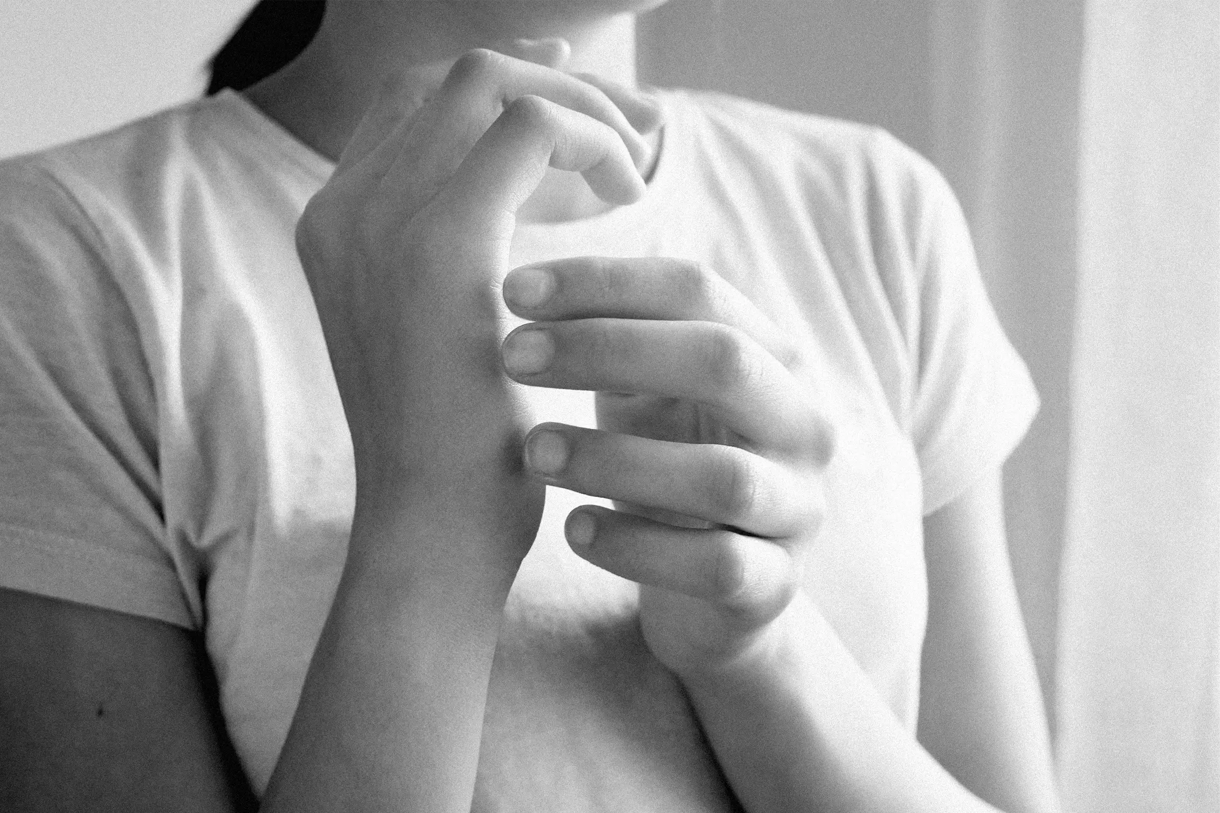 Person doing somatic tapping on hand