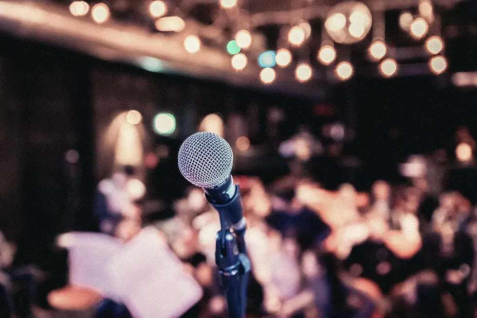 Cindy Feinberg speaking to audience about addiction recovery and wellness