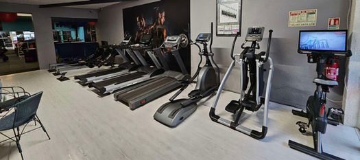 Cardio rez-de-chaussée: Vélo interactif, elliptiques, tapis de course, rameurs, steppers, stair-trainer