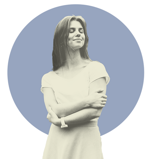 Mujer sonriendo, símbolo de transformación y bienestar personal