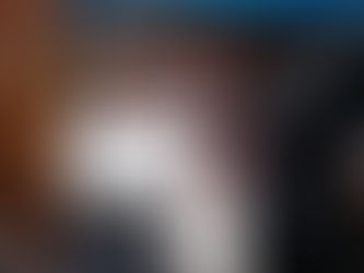 Meret Oppermann bekommt den Publikumspreis überreicht. 