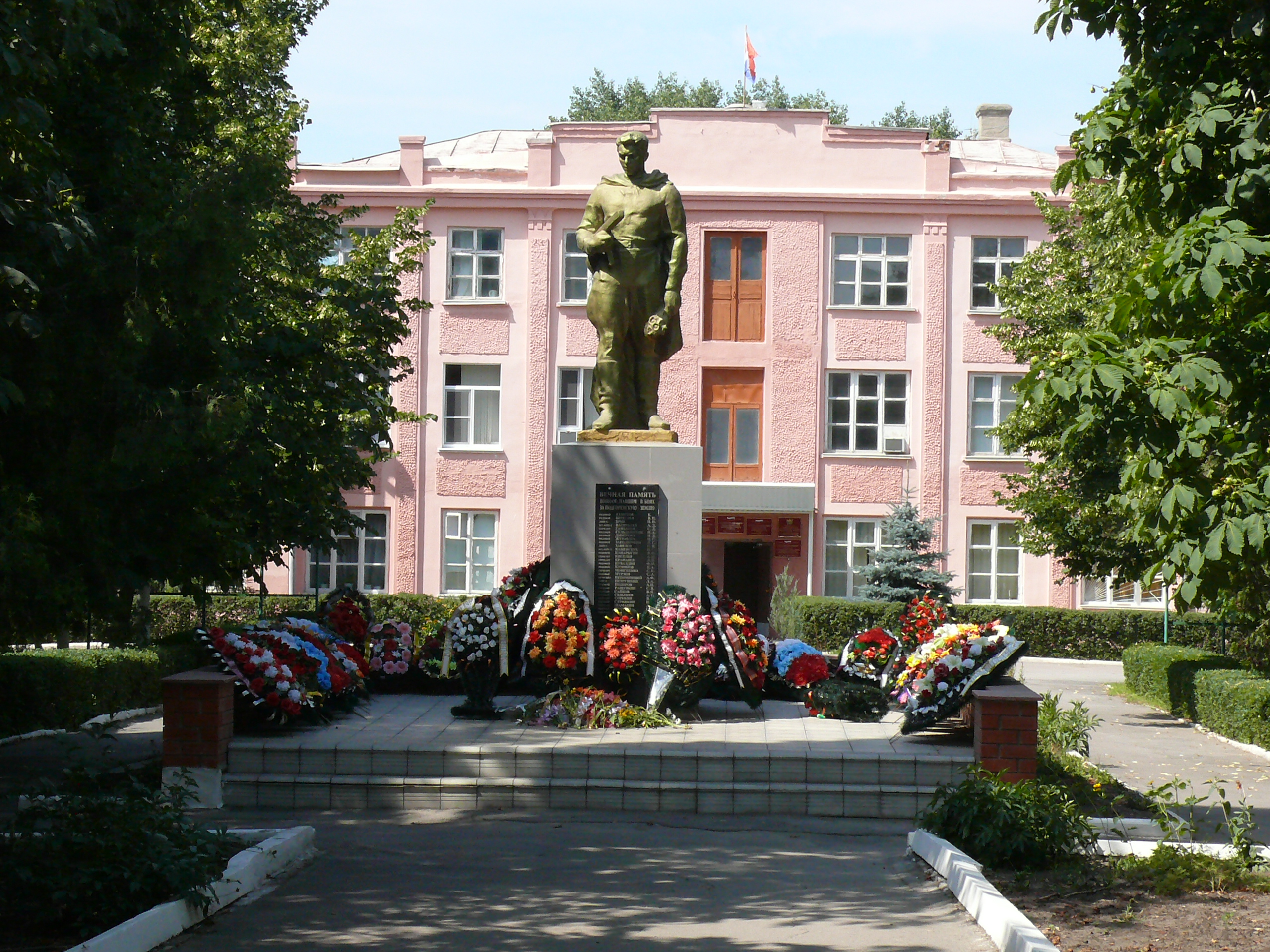 Братская могила в центре