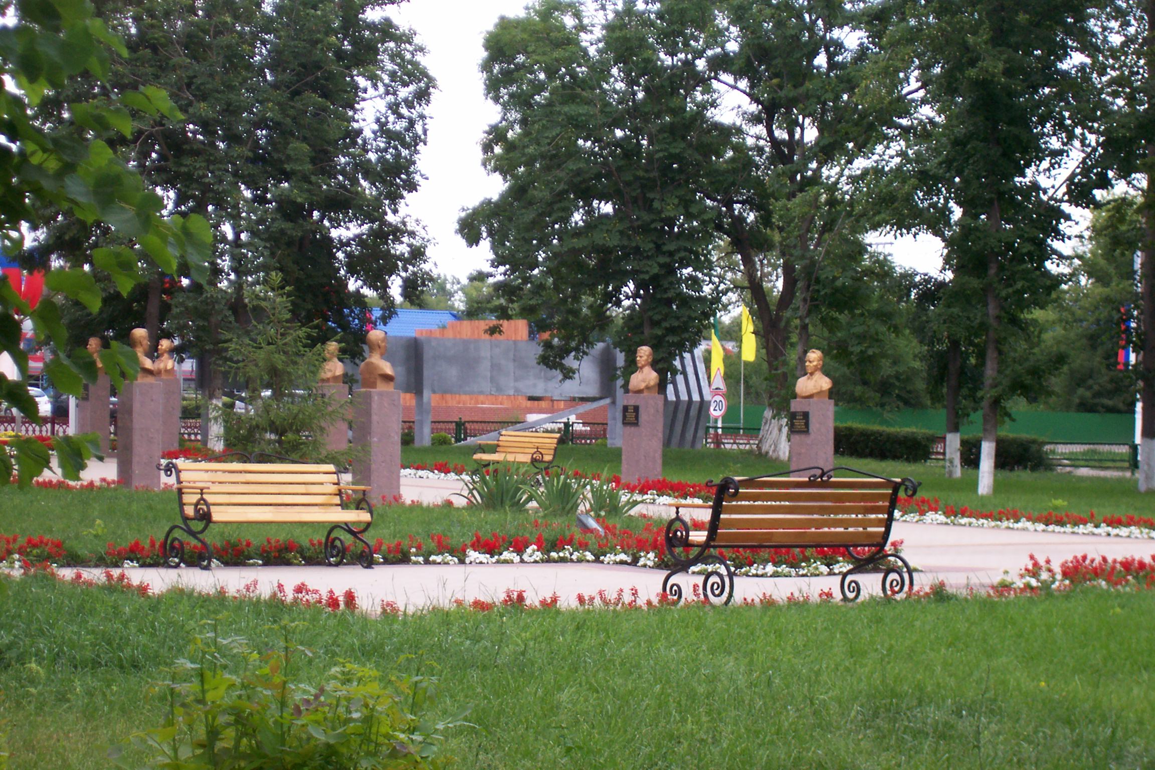 Сквер в центре поселка одно из любимых мест отдыха.JPG