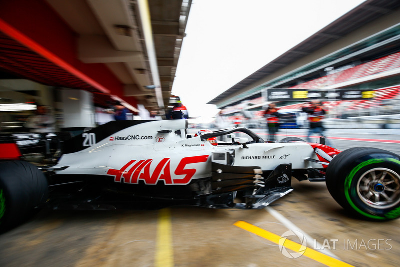 La Haas VF-18 de Kevin Magnussen. Les extrémités des déflecteurs latéraux sont munies de renforts métalliques. — Andrew Hone / LAT Images