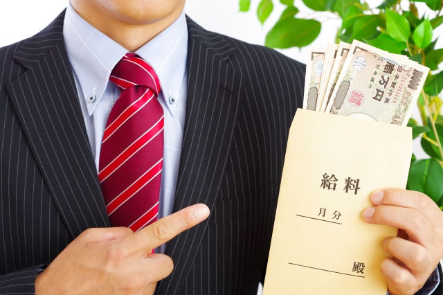 給料を指さす写真