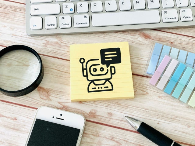 キーボードと付箋の写真