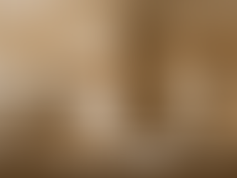 俯視角度拍攝的現代室內裝修場景,左半邊是溫馨明亮的已完工客廳,木質地板與淺灰色沙發搭配暖色燈光;右半邊是施工中的室內空間,有木作櫃體、電線管道與工地工具,光線柔和,呈現出「前後對比」的效果,象徵從設計到完工的全流程轉換。畫面中無任何人臉,僅可見工人背影與側身,避免肖像權問題。