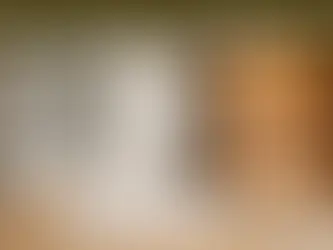 高解析、超寫實的室內設計封面圖,畫面左右對比:左側為現代感系統櫃(白色防潮板材、模組化設計,線條俐落簡潔),右側為溫潤木作櫃(天然木紋質感、曲面造型與內嵌燈光),中間以柔和光影分隔,桌面擺放設計圖紙與金屬量尺,背景為溫馨明亮的居家空間。整體色調均衡且專業。