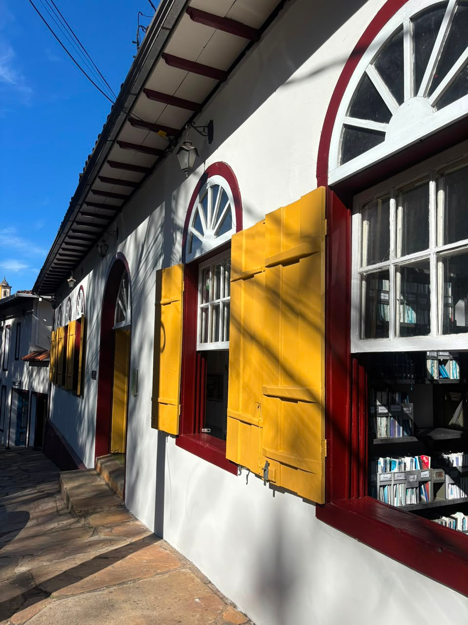 Leitores aprovam revitalização e nova pintura no prédio da Biblioteca Pública de Ouro Preto