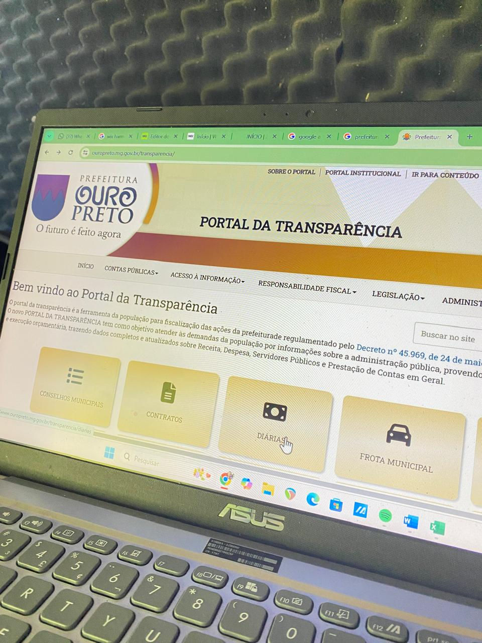 Dados distribuídos em diferentes módulos e ferramentas de pesquisa que exigem um conhecimento técnico sobre o funcionamento da administração pública.