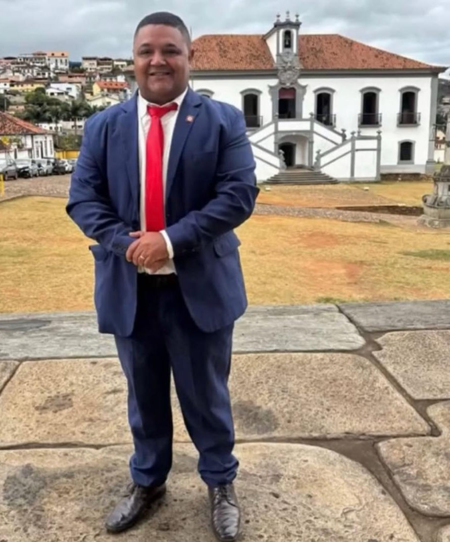 Gilberto Matheus em foto defronte à Câmara de Mariana