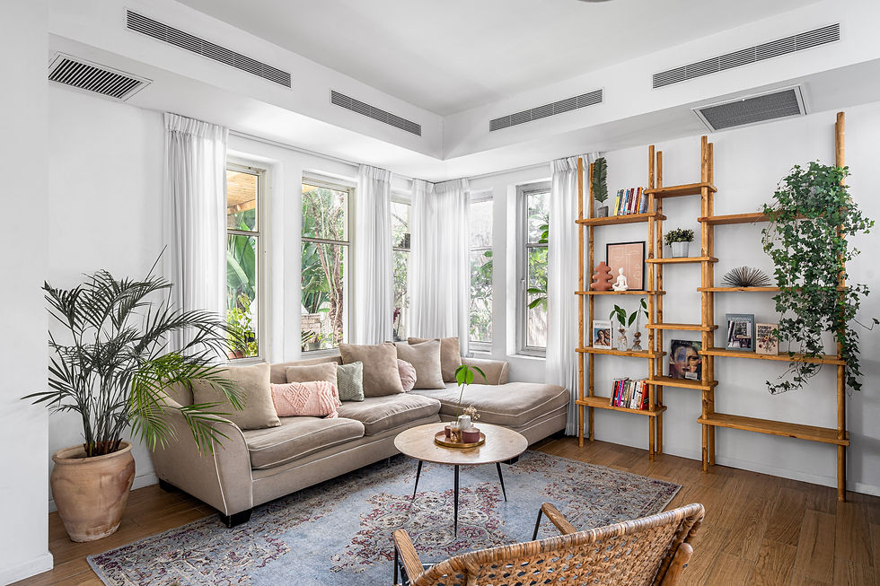 קיר כוח: איך יוצרים קיר מרכזי שמגדיר את האופי של הבית