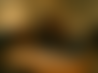 мама показывает дочке документ или фотографию за столом, среди разложенных бумаг и писем