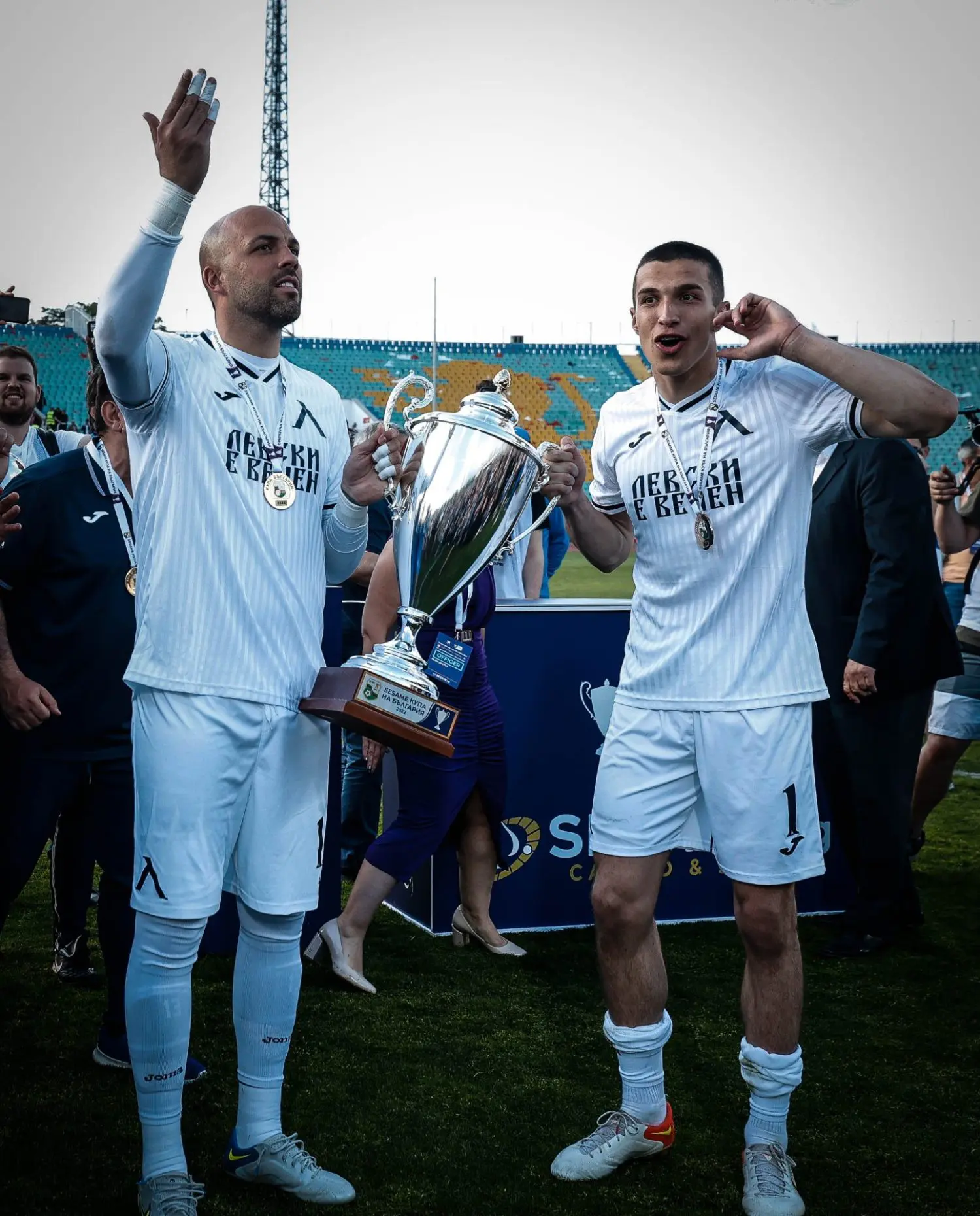 Plamen Andreev (derecha) posa con el trofeo de campeón de Copa.