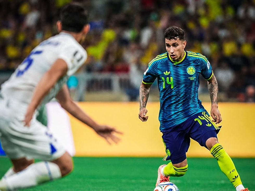 Gustavo Puerta conduce el balón en el partido de Colombia contra Uzbekistán en el Mundial.