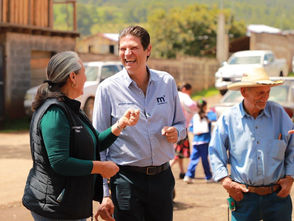 Entrega Alfonso Martínez material para la construcción en comunidades de Tiripetío
