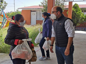 Entrega SEE despensas a familias de niños del CAM de Maravatío