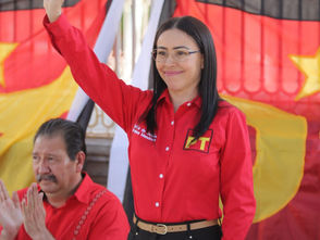 Alcaldesa de Aguililla deja el PVEM y se refugia en el PT