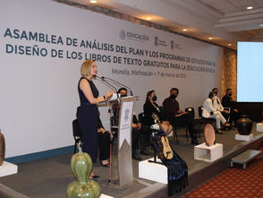 Con pasión y vocación, maestros participan en asamblea para libros de texto y plan de estudios