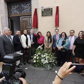 Develan placa en la biblioteca del Congreso del Estado con el nombre de “Luis González y González
