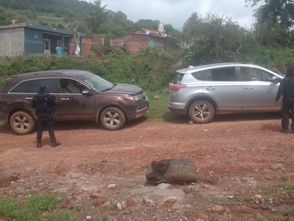 Tras persecución, SSP asegura 2 vehículos con repote de robo en Tangancícuaro