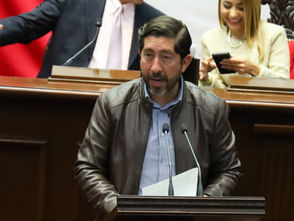 Abraham Espinoza presenta iniciativa para prohibir que niñas y niños viajen sin protección en motocicletas