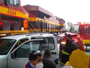 Arrastra Tren vehículo particular sin víctimas que lamentar.