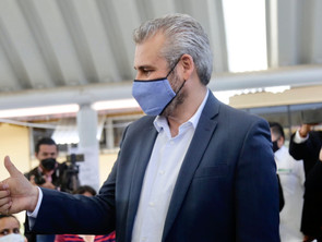 Bedolla acude a votar y convoca a la participación ciudadana en urnas