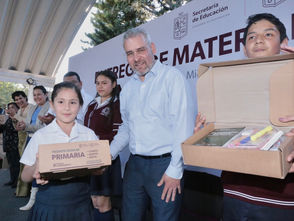 *Bedolla encabeza entrega de material escolar en Jiquilpan*