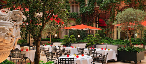 Plaza Athénée reabre seu charmoso restaurante La Cour Jardin para temporada de verão