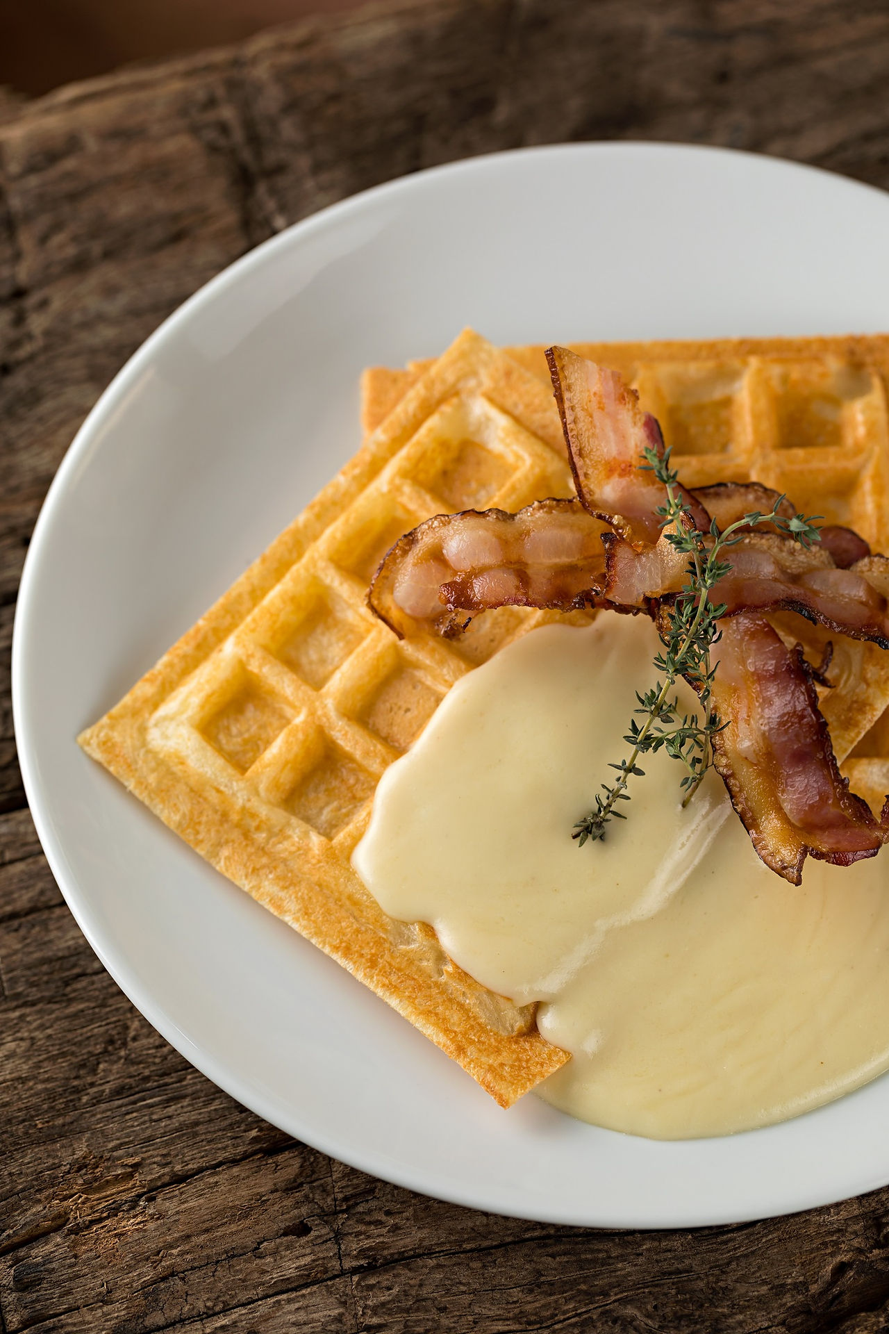 Waffle_de_pão_de_queijo,_creme_de_grana_