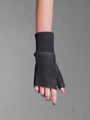 Gant noir porté sur une main, éclairage studio.