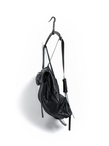 Sac noir en cuir sur fond blanc, packshot produit.
