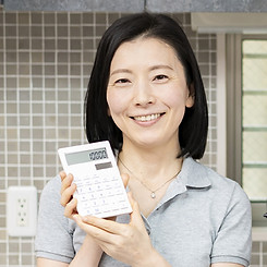 計算機を持つ女性
